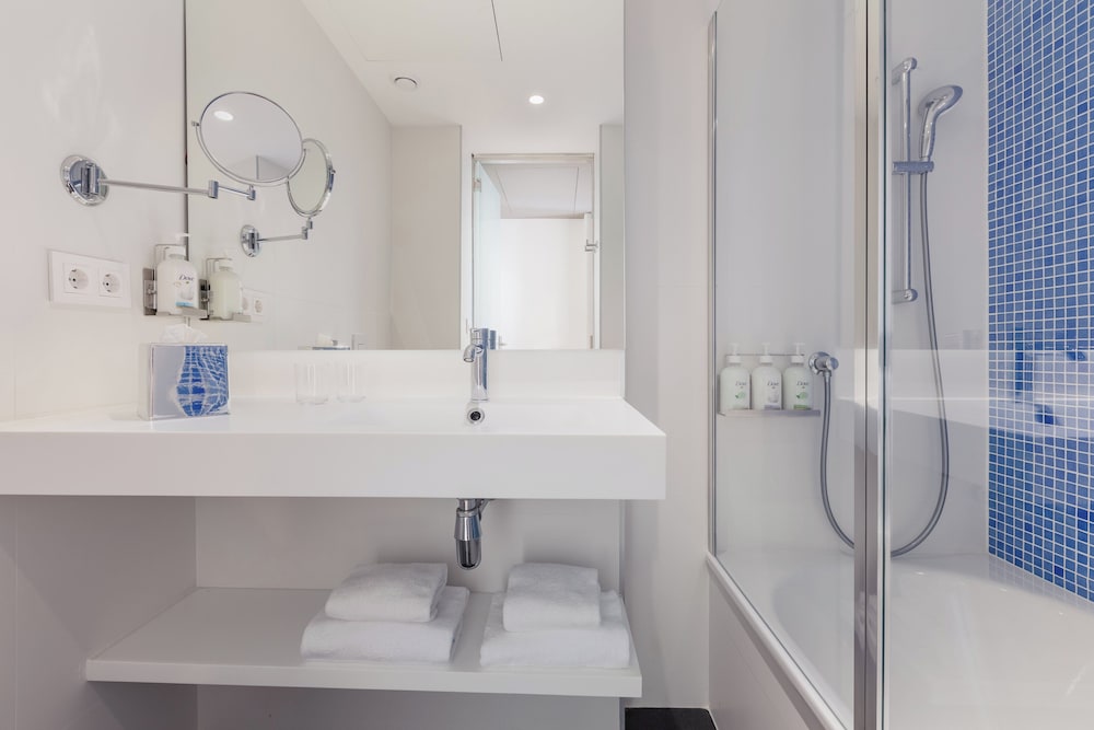 غرفة بريميوم بسرير كينج، Holiday Inn Barcelona - Sant Cugat, an IHG Hotel 8/9