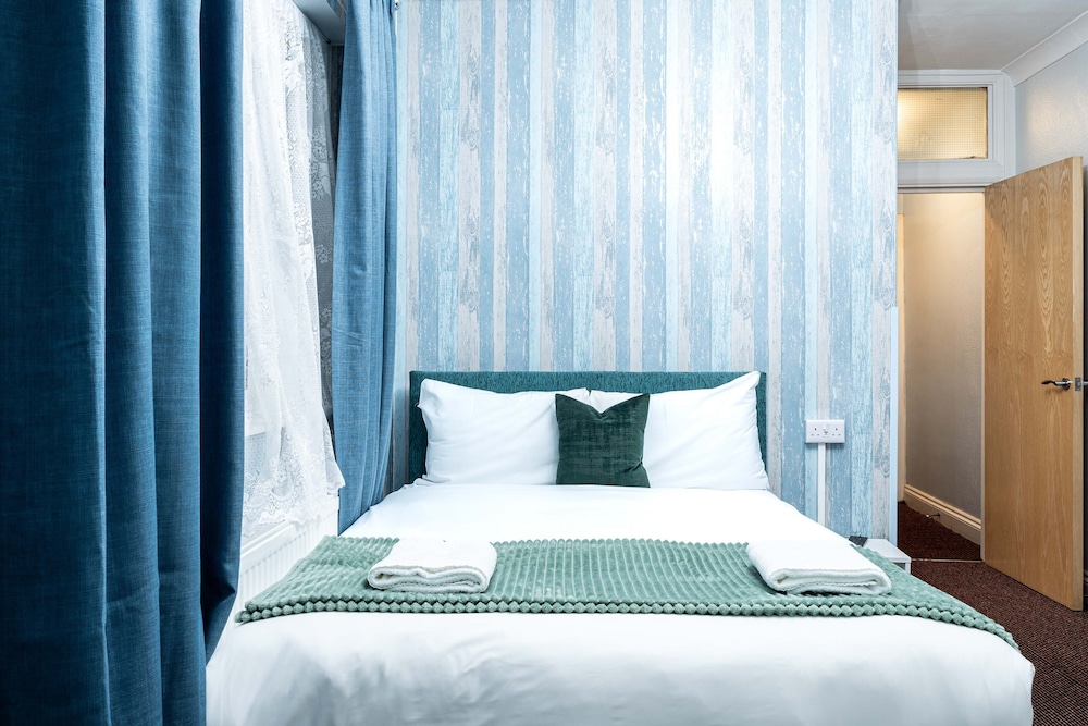 ROOM, QUADRUPLE