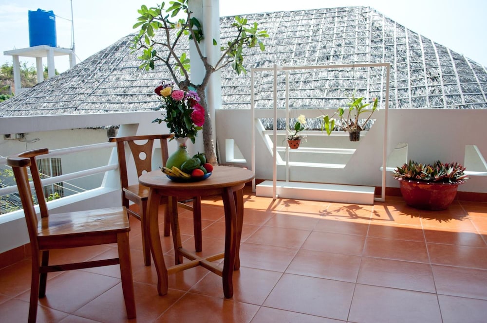Viet's Hotel 48/54