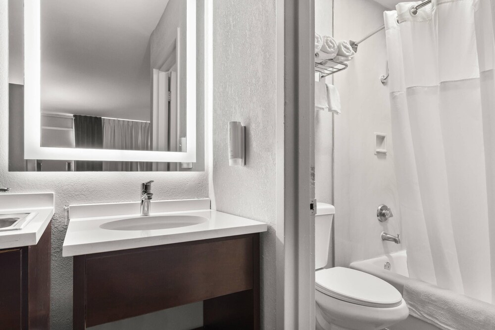 Suburban Studios Orange Park - Jacksonville near Naval Air Station 30/33