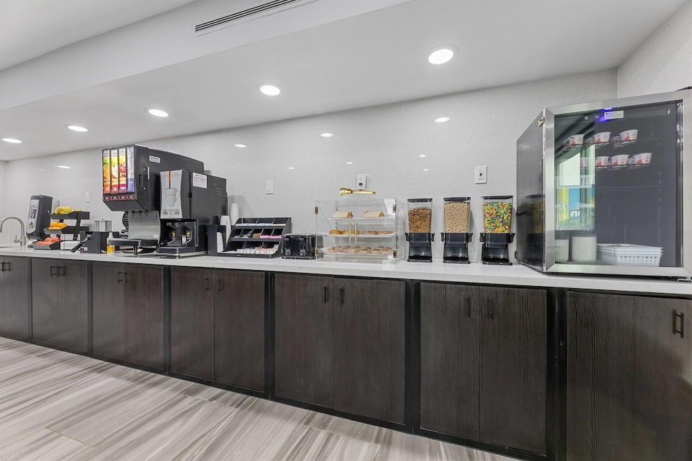 Days Inn & Suites by Wyndham Texas City 15/52