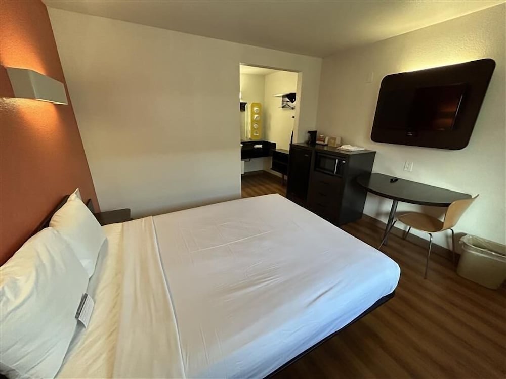 Motel6 Riverside, CA - South 19/51