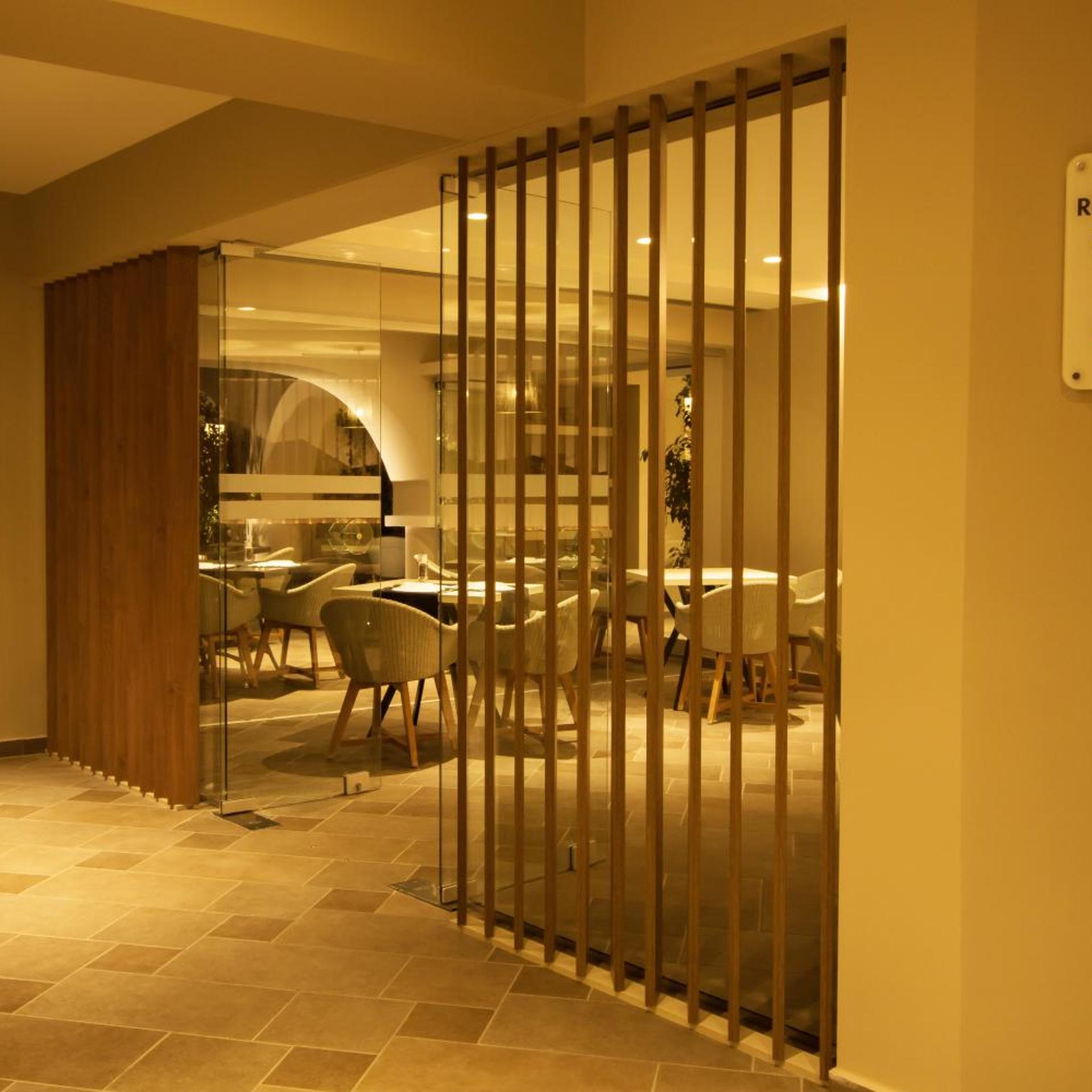 Parasol Luxury Hotel & Suites 70/80
