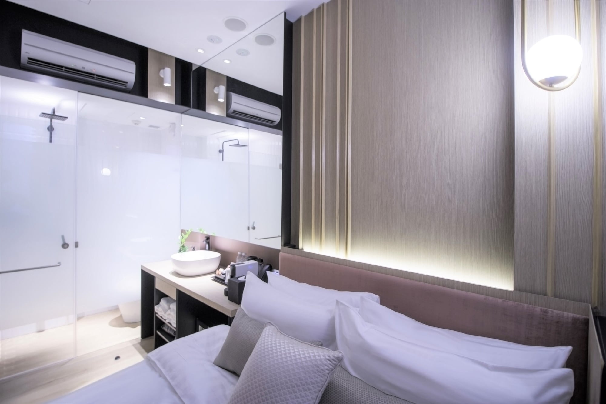SUPERIOR, QUEEN BED