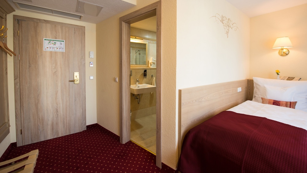 ROOM, SINGLE
