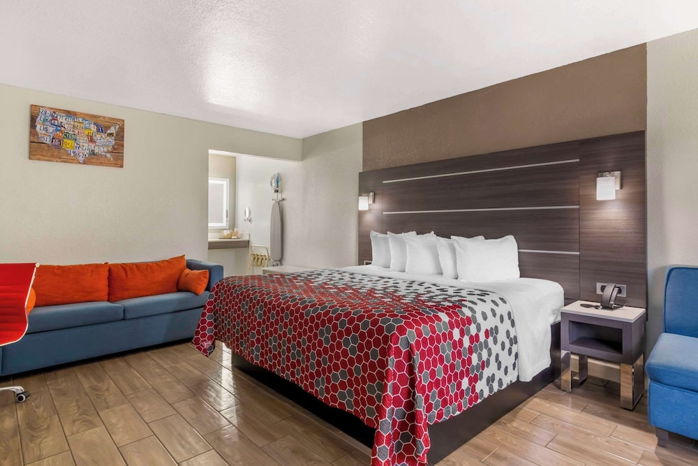 SUITE, KING BED, ACCESSIBLE