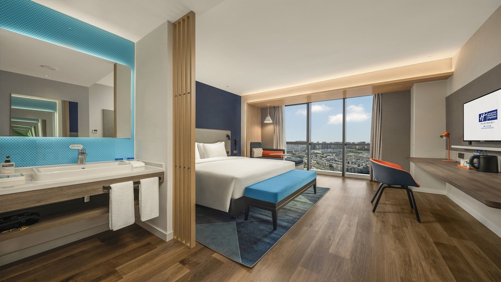 Standard, King Bed, City View, Extra Floor Space