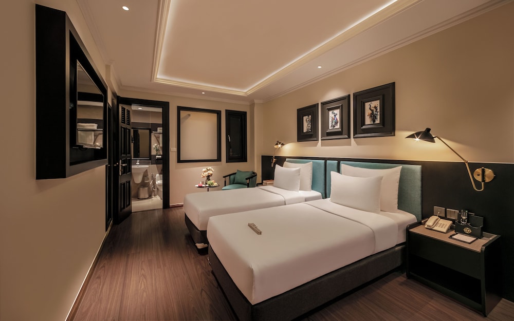 DELUXE, TWIN BEDS, NO VIEW, NO WINDOW