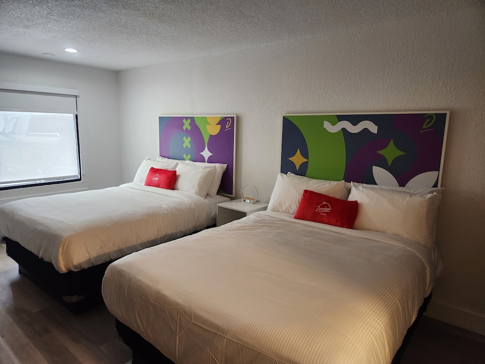 JUNIOR SUITE, MULTIPLE BEDS, COURTYARD VIEW