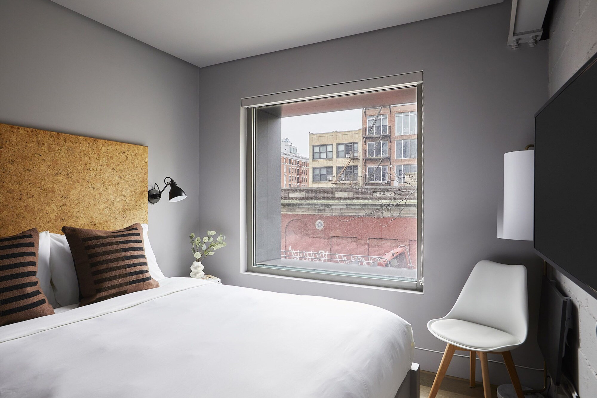 STUDIO, QUEEN BED