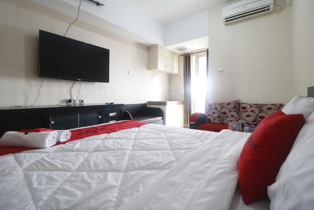 RedDoorz Apartment @ Green Lake View Ciputat 12/18