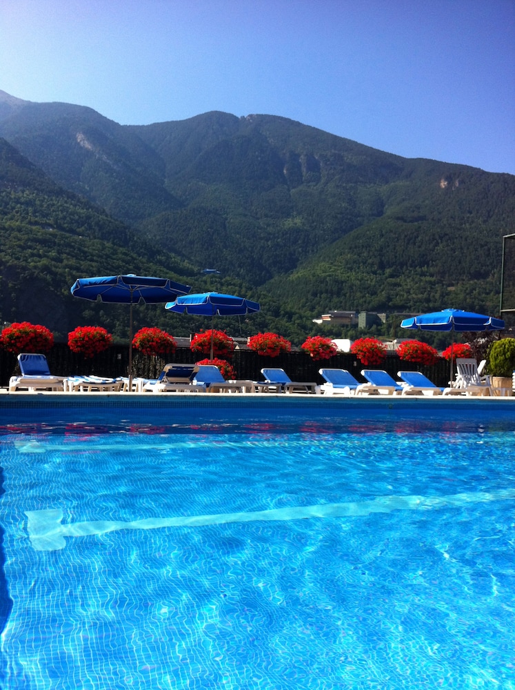 HOTEL PYRENEES 49/55