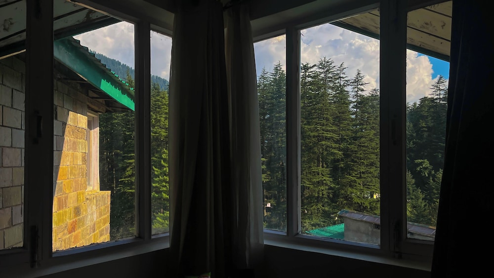 Golden Tulip Manali 77/92