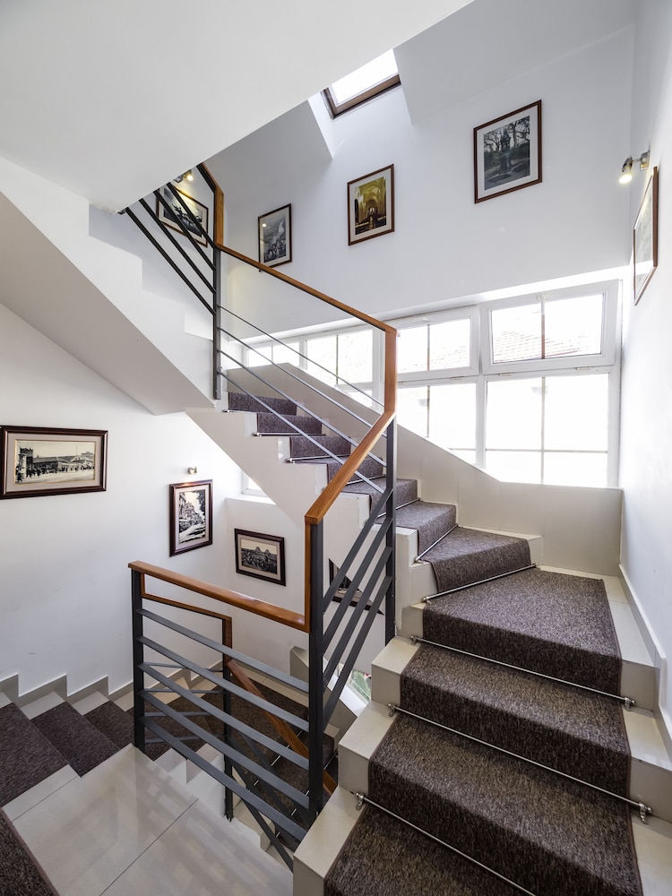 Le Petit Piaf Hotel 45/56