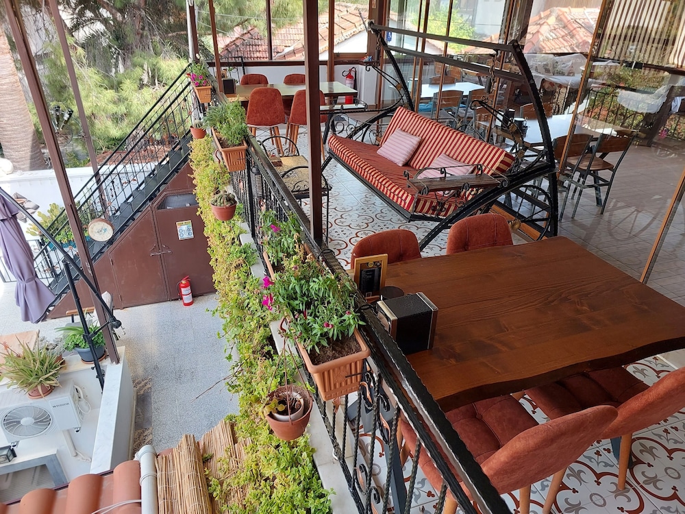 Ena Serenity Boutique Hotel 55/73