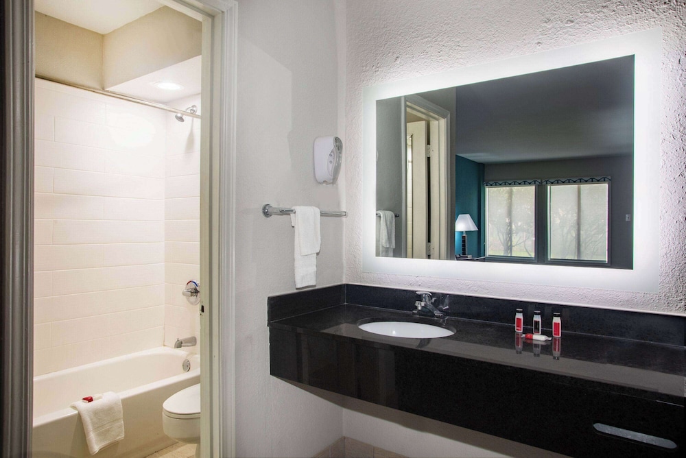 Days Inn By Wyndham Mobile I-65 23/25