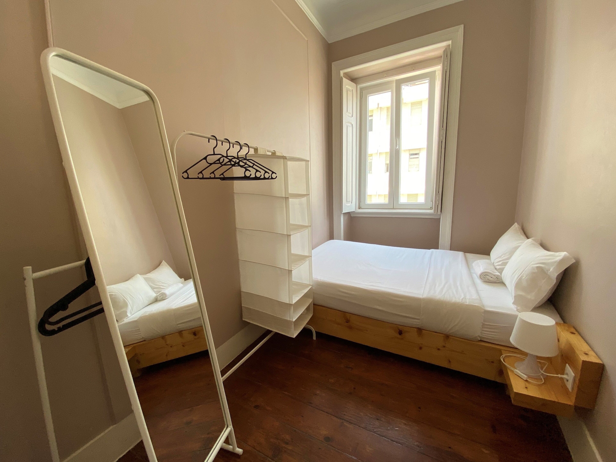 ROOM, SINGLE, SINGLE BED, SHARED BATHROOM