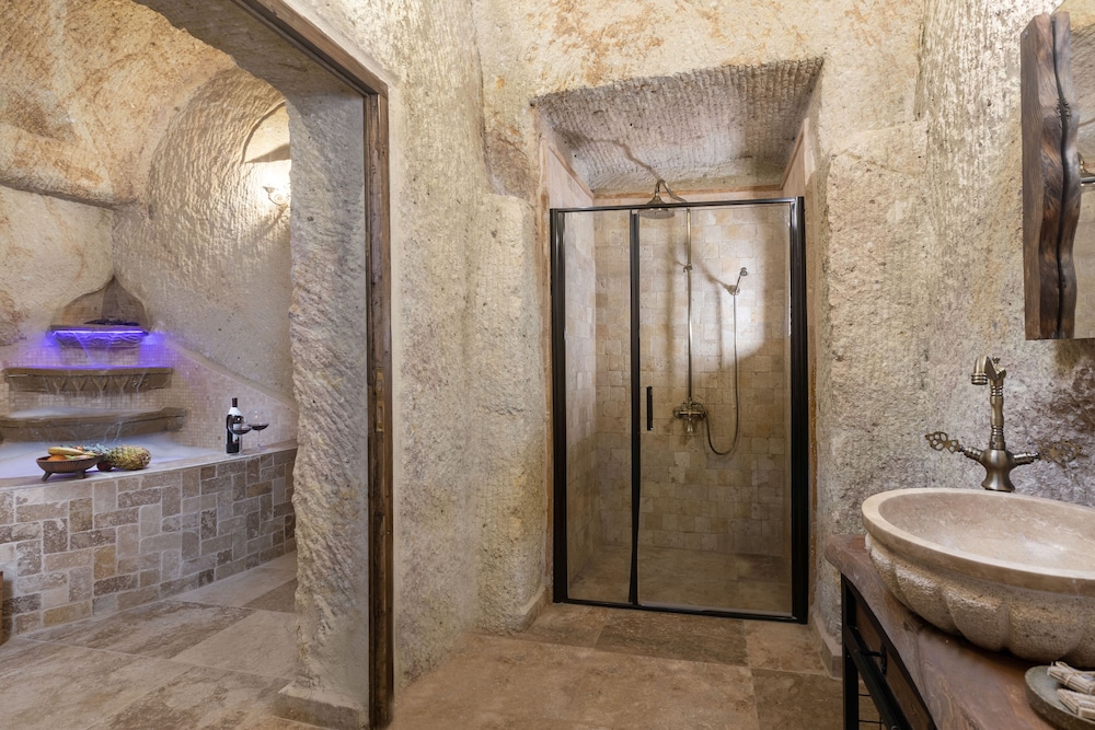 Kayata Cave Suites 50/50