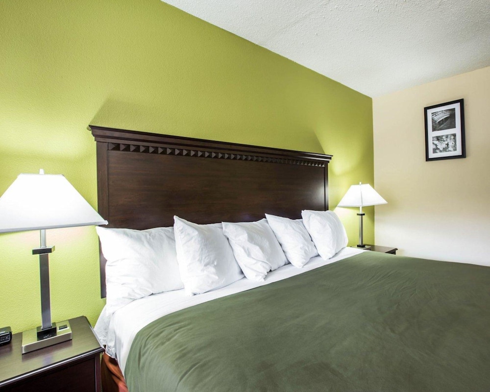 Econo Lodge Biltmore 18/27