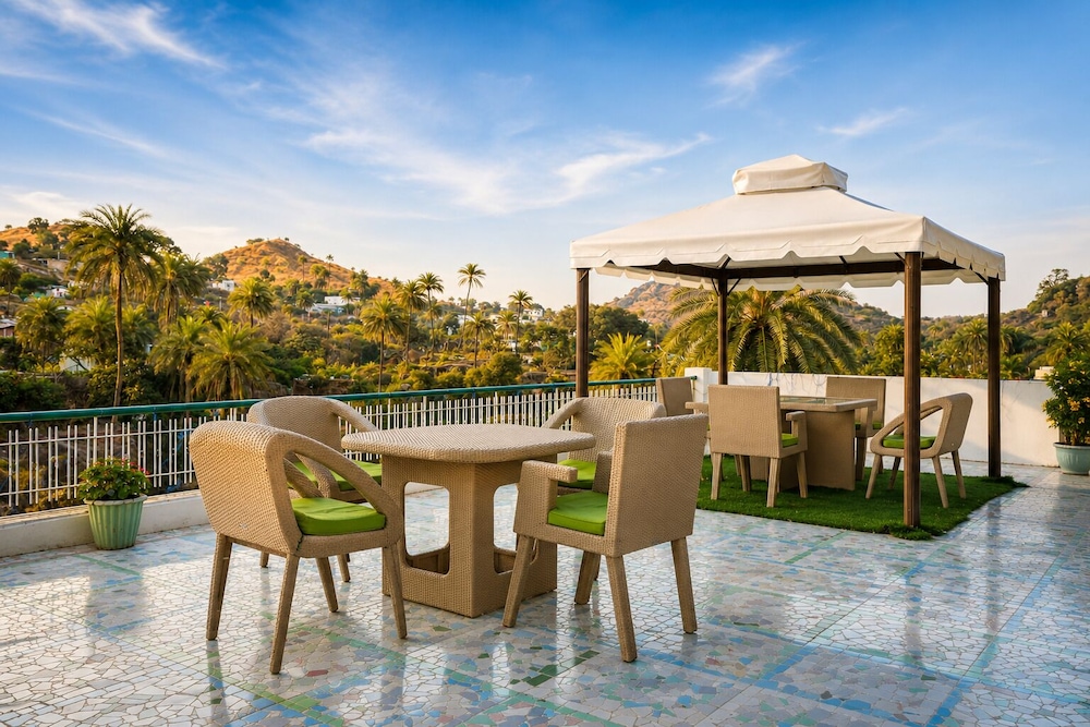 HOTEL KARNAVATI 35/50