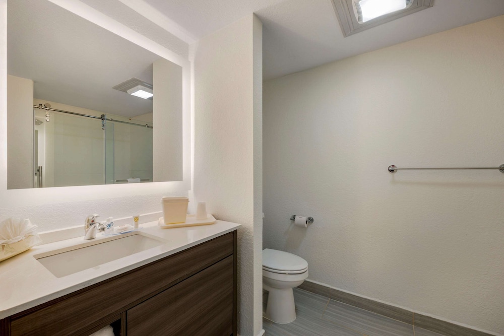 غرفة قياسية بسريرين كوين، Comfort Inn South Padre Island Central 4/6
