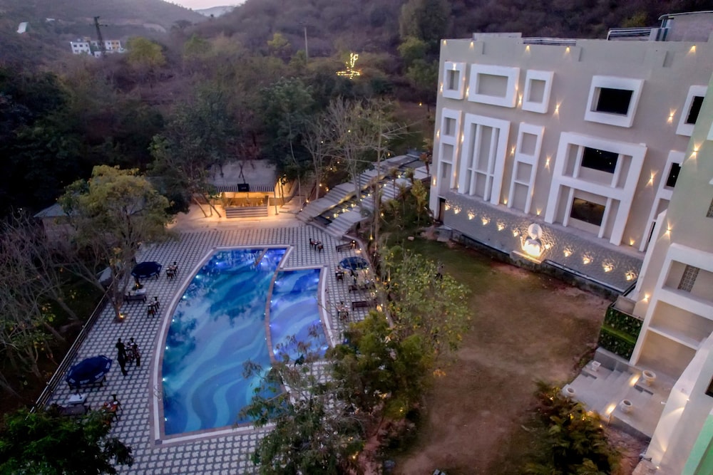 Essentia Luxury Resort & Spa Udaipur 8/61