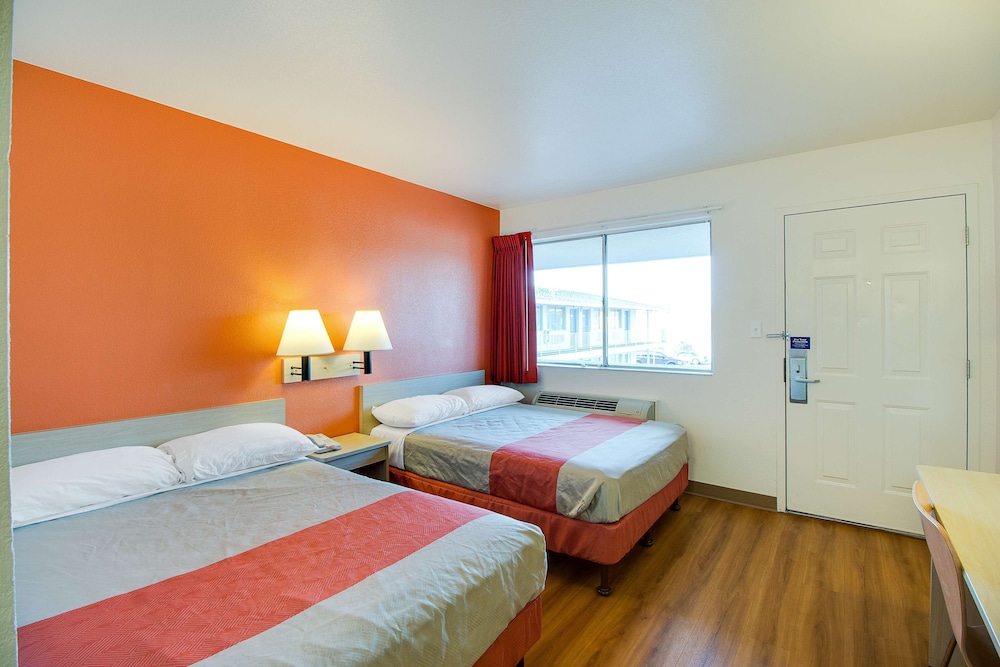 Standard, 2 Double Beds
