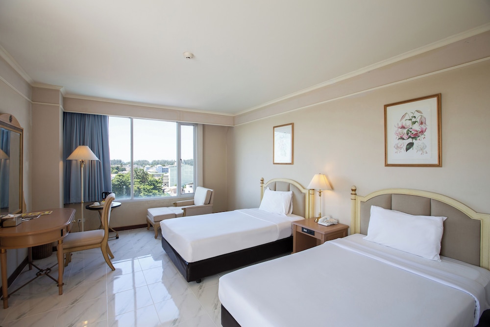 Deluxe, Twin Beds, Corner