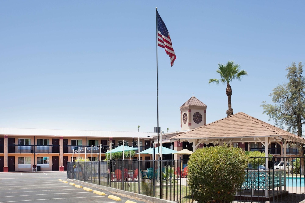 Howard Johnson By Wyndham Yuma 2/47
