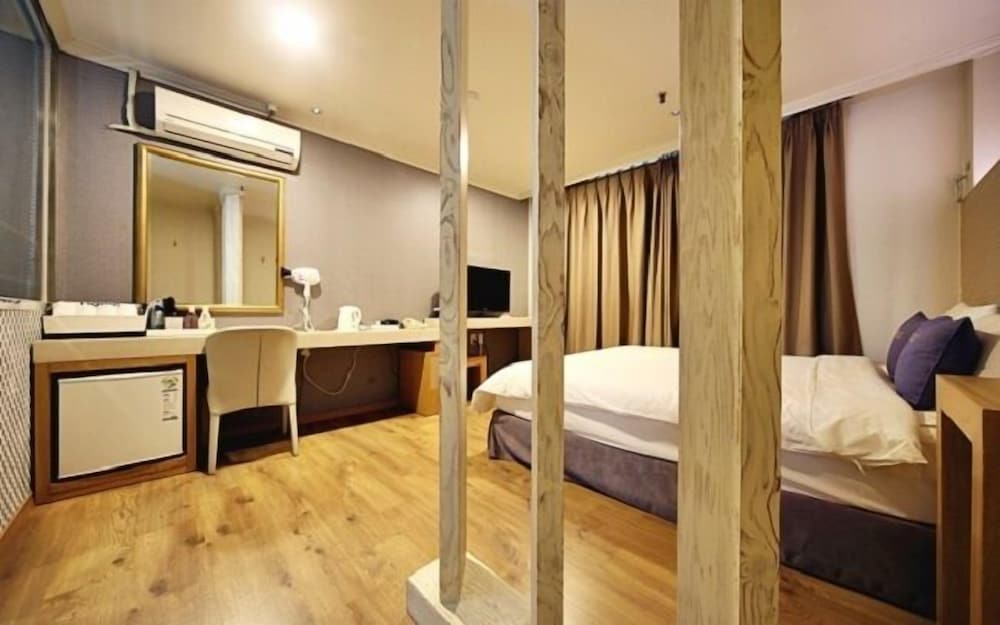 Central Hotel 22/46