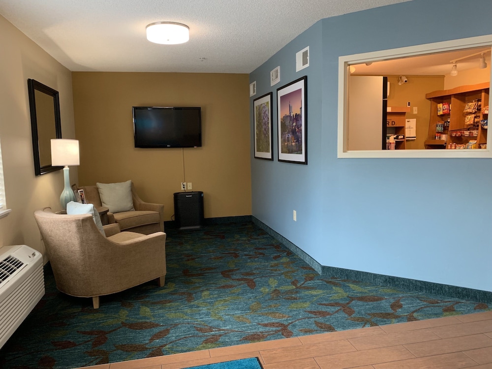 CANDLEWOOD SUITES RALEIGH CRABTREE 8/57
