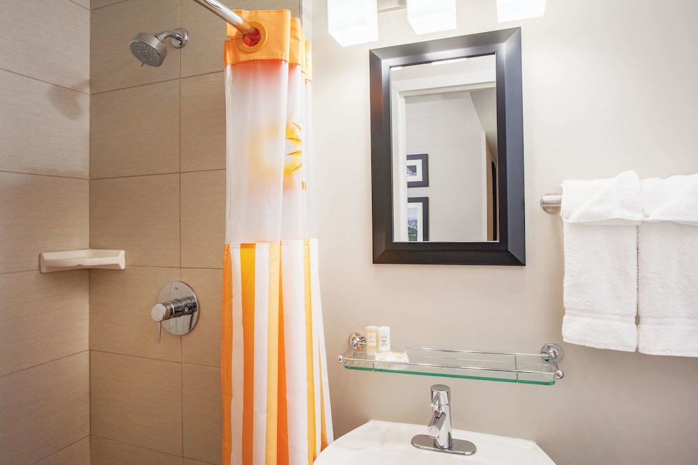 La Quinta Inn & Suites by Wyndham New York City Central Park 29/61