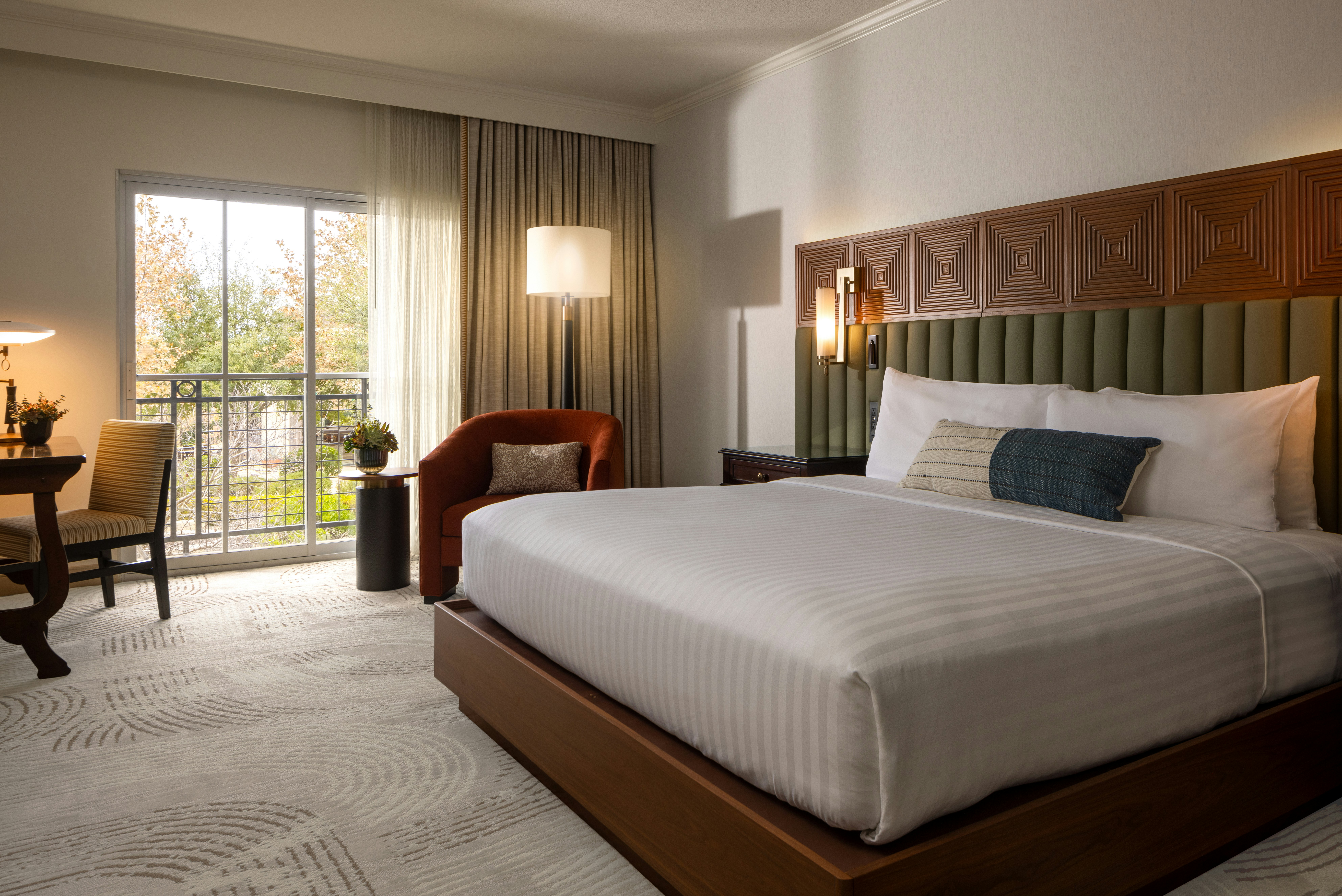 DELUXE, KING BED, ACCESSIBLE