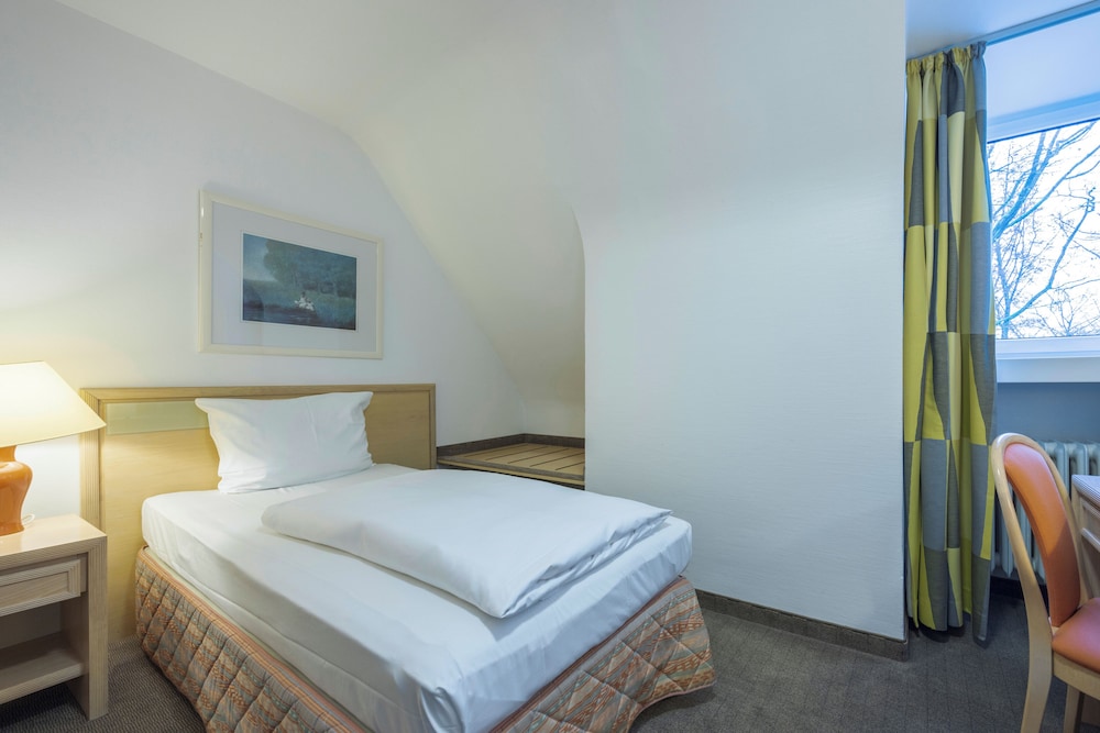 Comfort, Single, Queen Bed