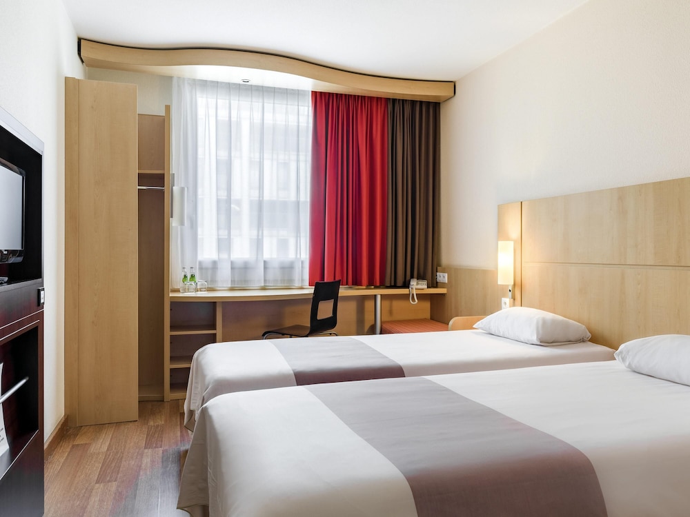 Ibis Warszawa Reduta 16/55