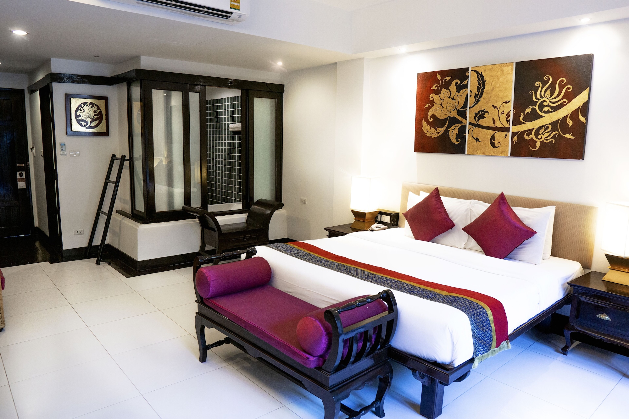 EXECUTIVE, KING BED, POOL SIDE