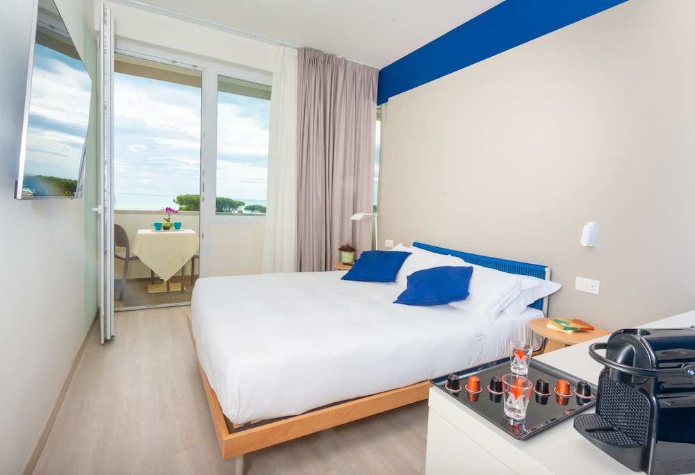 SUPERIOR, QUEEN BED, SEA VIEW, BALCONY