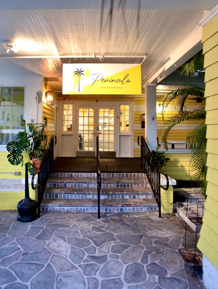Peninsula Bed & Cocktails 3/60