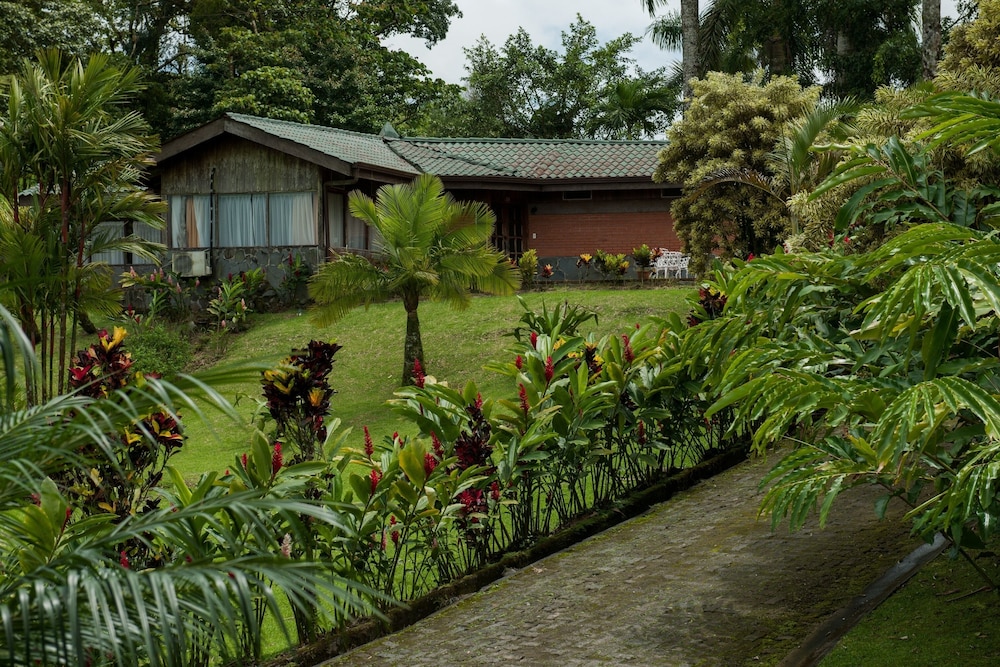 Arenal Lodge 67/73