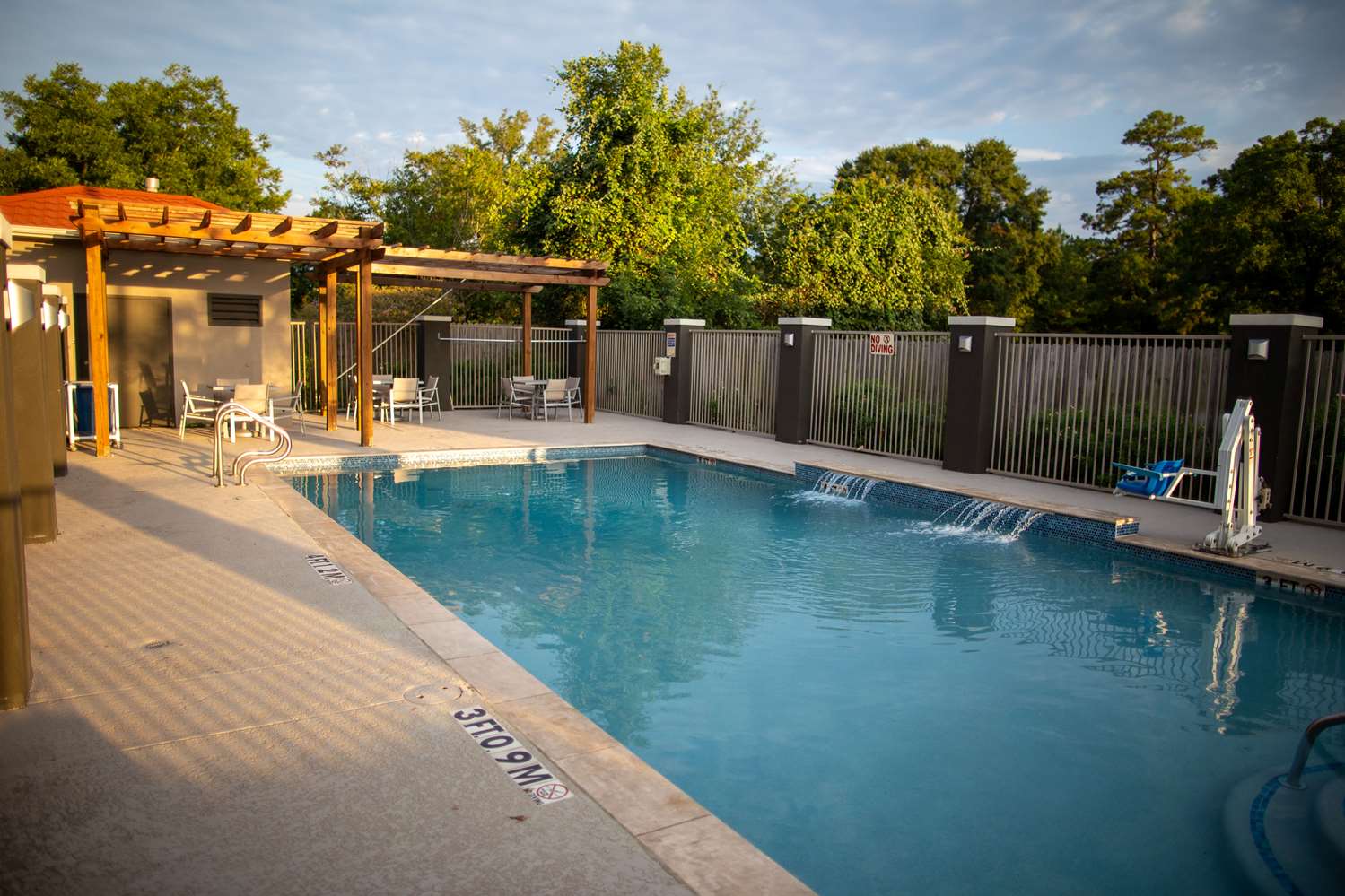 La Quinta Inn & Suites by Wyndham Houston East at Normandy 2/63