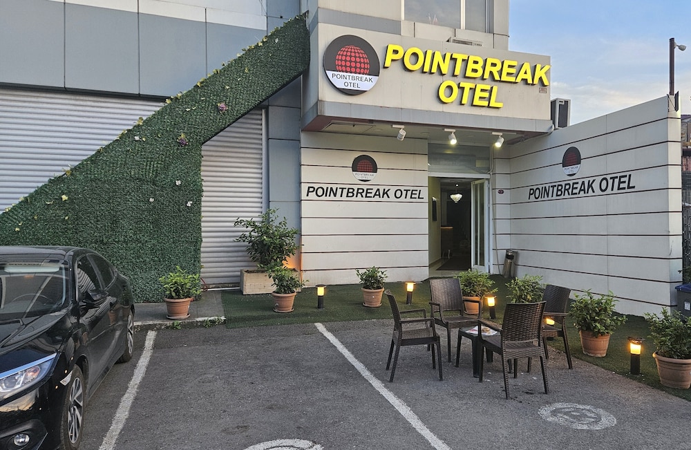 Pointbreak Hotel 38/49