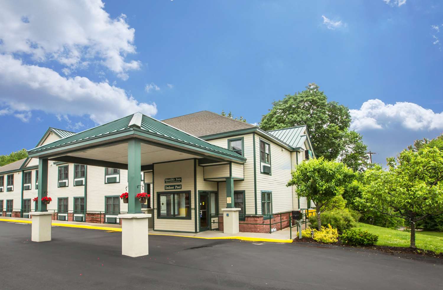 Econo Lodge Glens Falls/Lake George 2/4