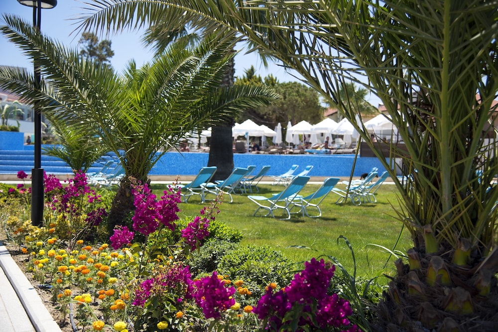 Flora Garden Ephesus Hotel 70/72