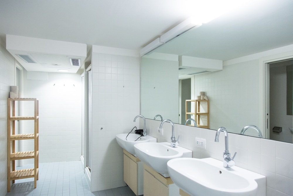 FEMALE DORM, FEMALE ONLY, SHARED BATHROOM
