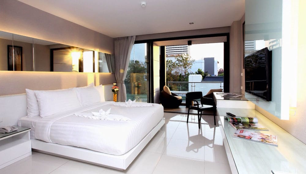 Deluxe, King Bed, Lateral Side Sea View