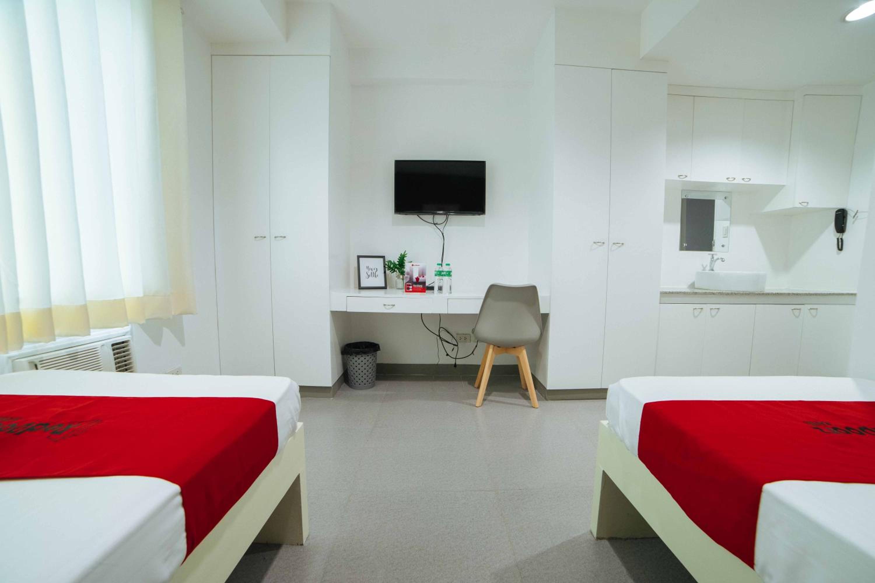 Reddoorz Plus Roxas St. Davao 40/49