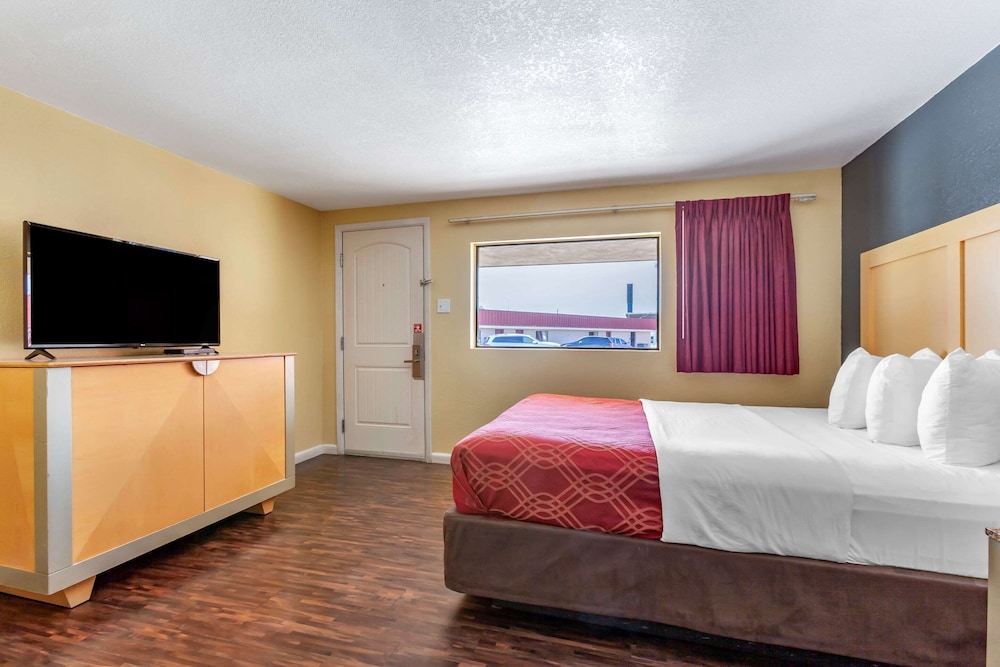 Econo Lodge Clovis 26/58