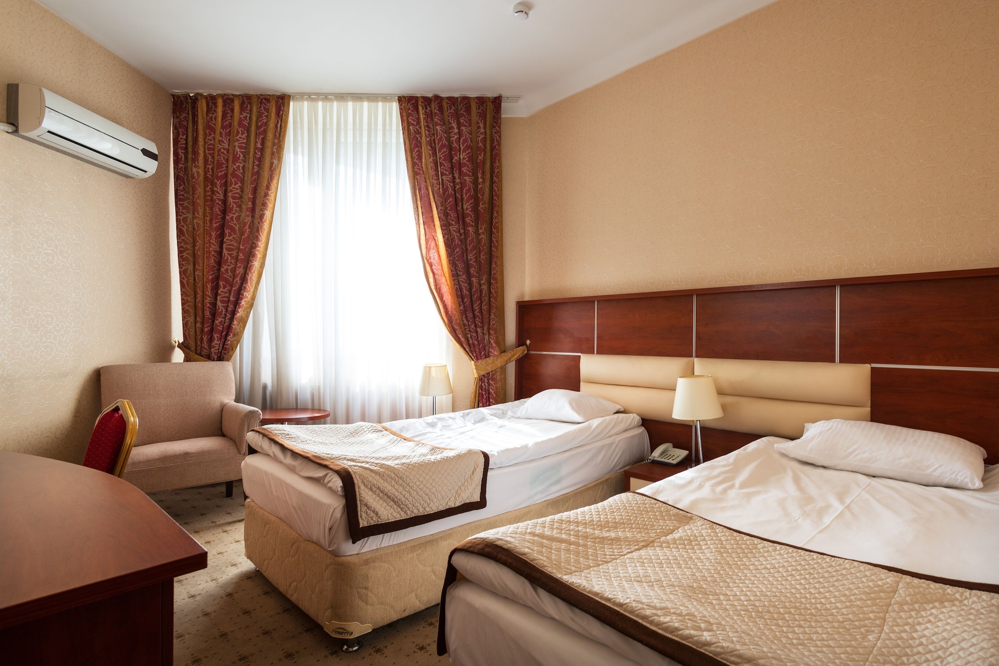 EXECUTIVE, SUITE