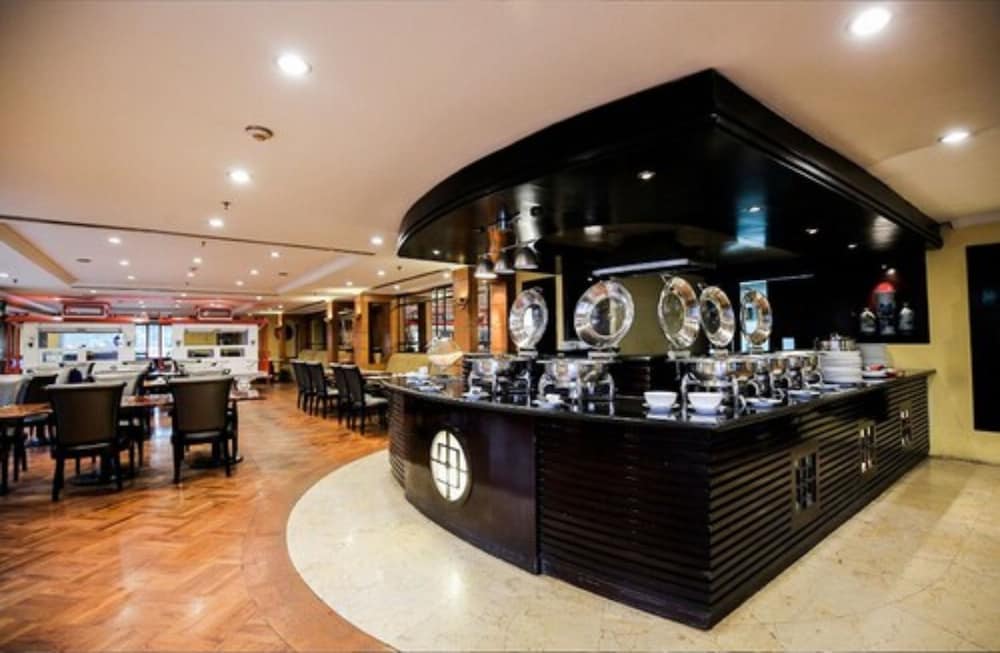 Surabaya Suites Hotel Powered by Archipelago 58/66