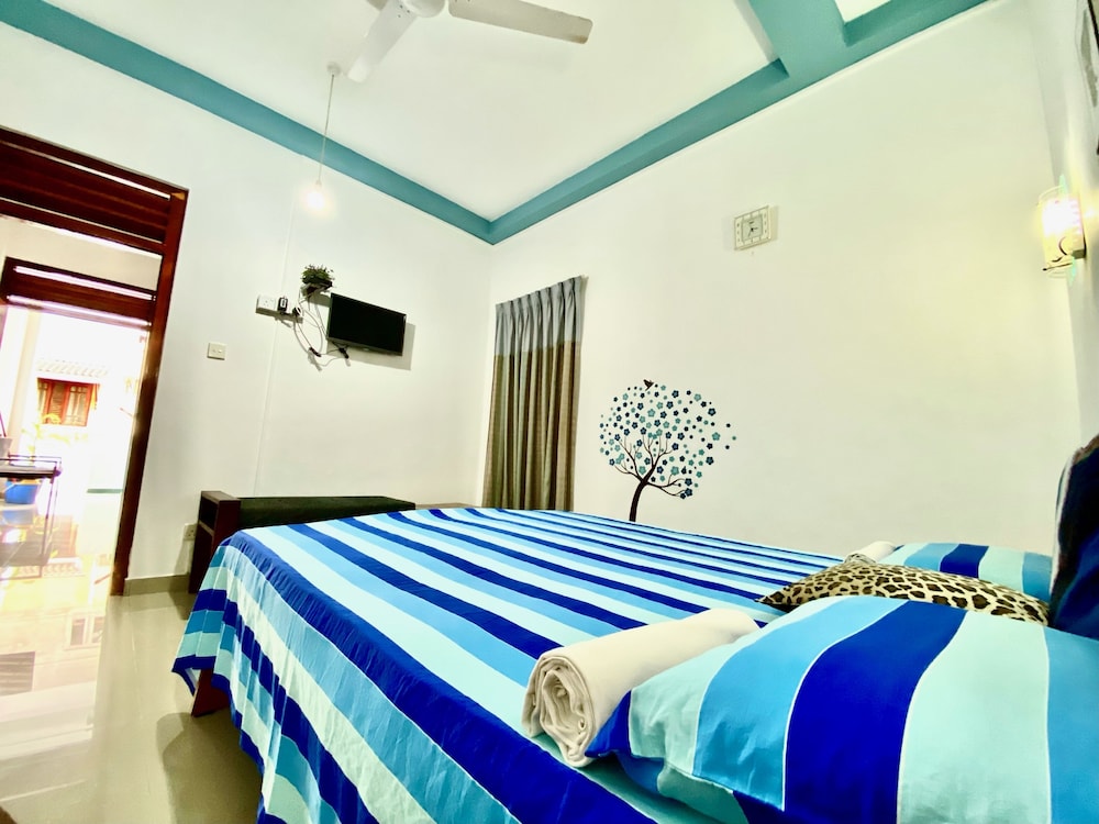 DELUXE, KING BED